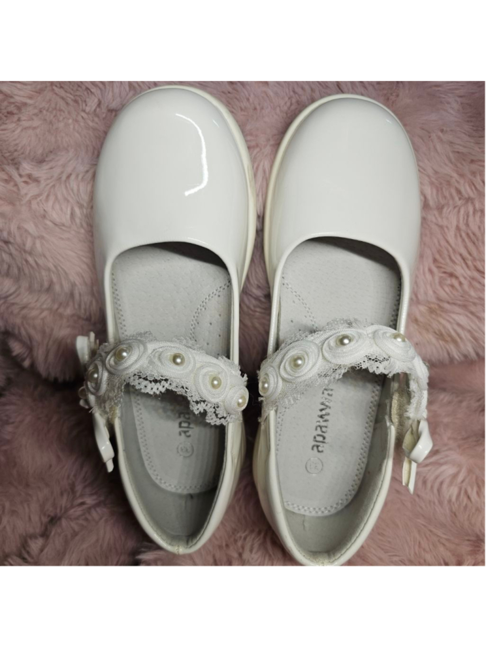 Apawwa White Patent Leather Girls Mary Jane Shoes with Pearl and Lace Strap